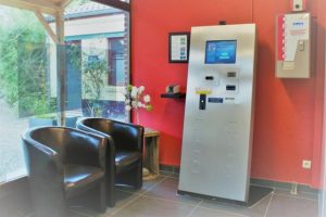 Bâtiment à vendre avec plusieurs surfaces commerciales et un centre de bronzage automatisé + une Mercedes A180 (2017)