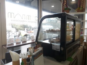Petit snack, à l'entrée du shopping