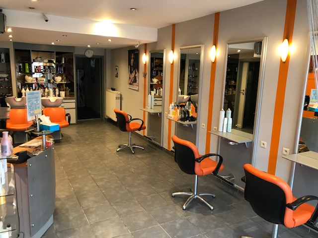 Salon de coiffure réputé à remettre à Wemmel, existant depuis 20 ans et situé sur une chaussée principale et commerçante à Wemmel. Belle clientèle, mixte et fidèle.