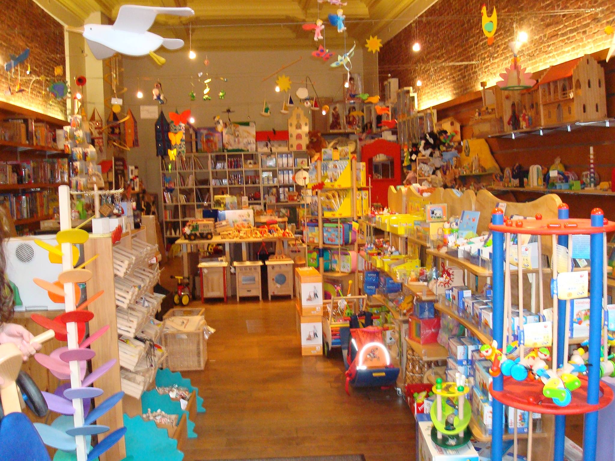 Boutique de jouets en bois, jeux de société, livres jeunesse ***